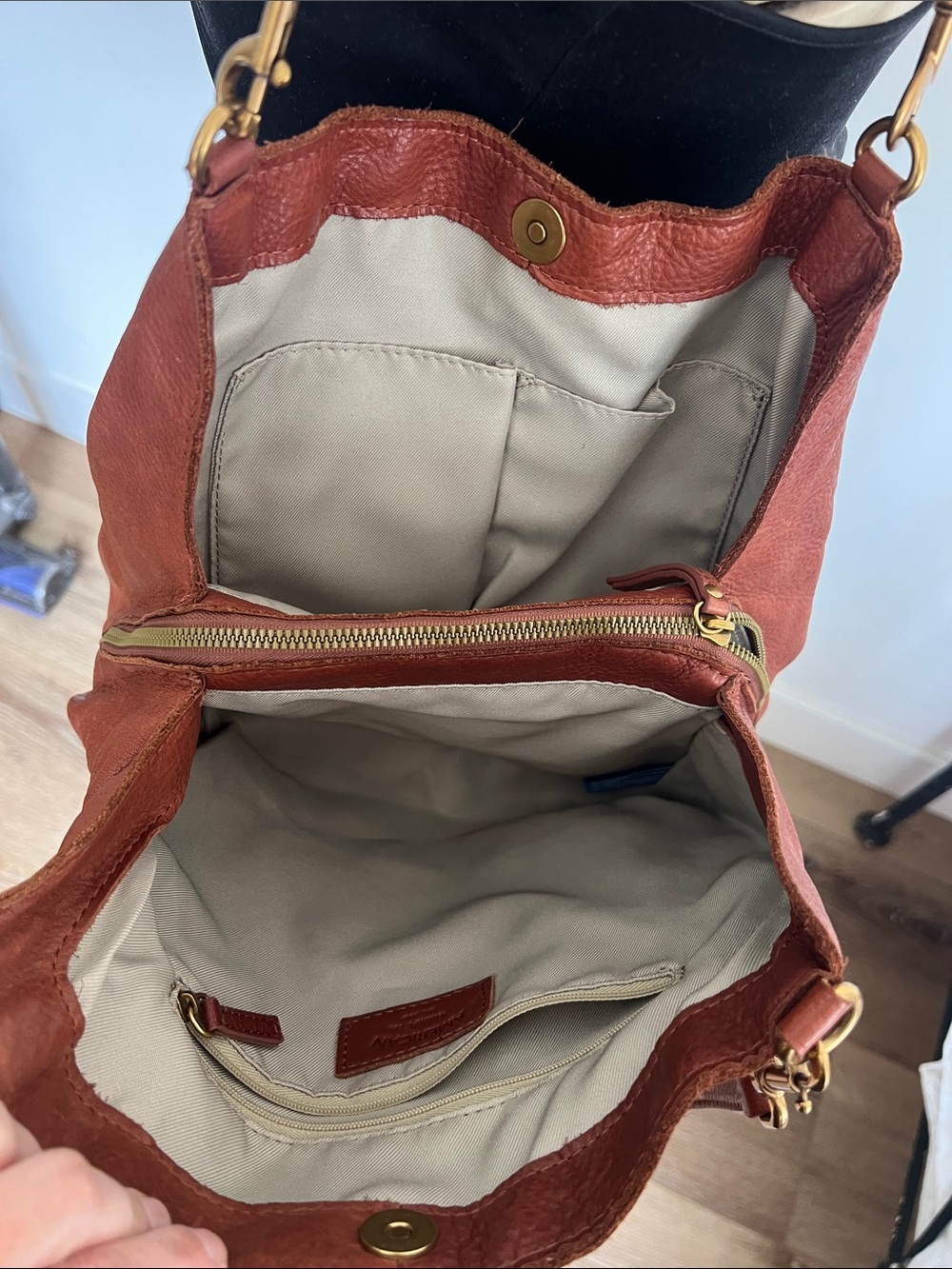 American Vintage-Inspired Chestnut Brown Leather Shoulder Bag - Picture 4 of 6